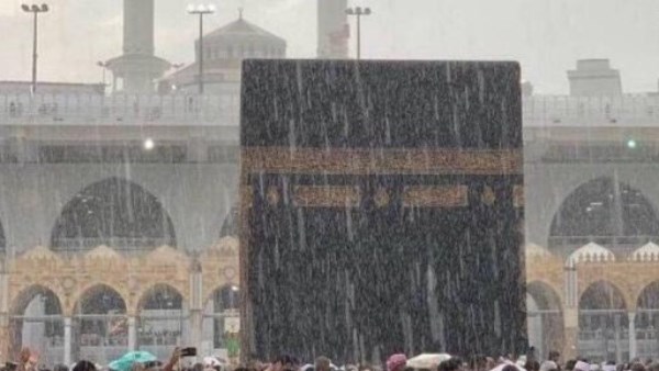 حكم تغطية الرأس أثناء الإحرام خوفًا من البرد والمطر