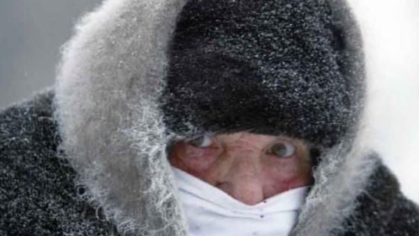 حكم تغطية بعض الوجه في الصلاة بسبب البرد الشديد .. الإفتاء تجيب