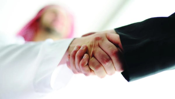 حكم التعزية بقول المعزي لأهل الميت"الله يعزيكم"