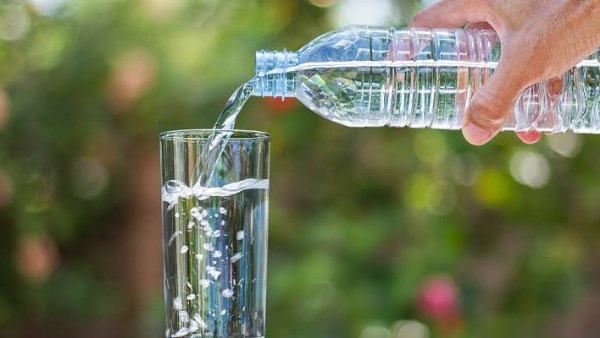 نشرة المرأة والمنوعات | علامات تكشف المياه المعدنية الملوثة.. وكيف تتعامل مع السخونة عند الأطفال؟ نشرة المرأة والمنوعات | علامات تكشف المياه المعدنية الملوثة.. وكيف تتعامل مع السخونة عند الأطفال؟