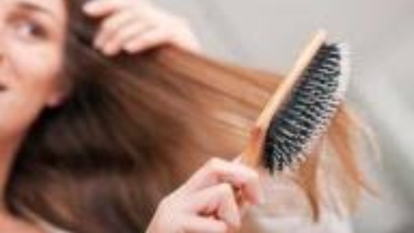 أفضل وصفات طبيعية لفرد الشعر بدون مواد كيميائية