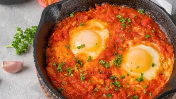 طريقة عمل البيض بالطماطم في الفرن