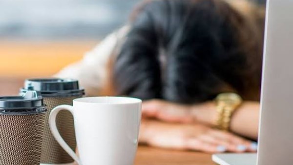 أسباب الشعور بالنعاس بعد شرب القهوة