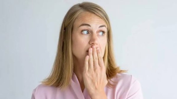 أسباب رائحة الفم المنبعثة من المعدة