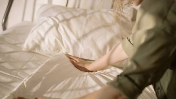 مخاطر عدم غسل أغطية السرير والوسائد والشراشف