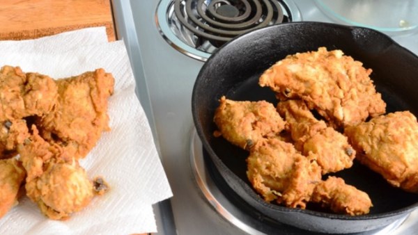 أضرار استخدام المناديل الورقية لتجفيف الأطعمة المقلية