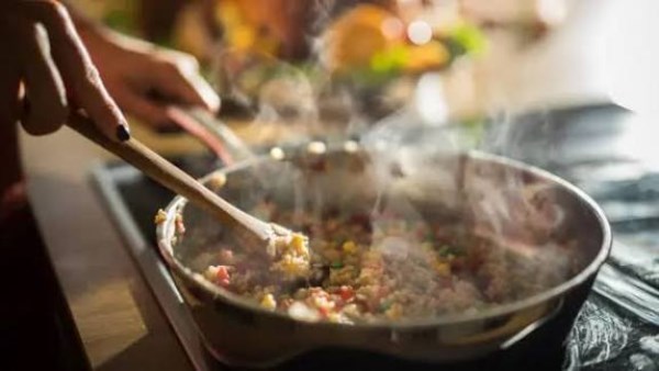 أبرز الأخطاء الشائعة في تسخين الطعام