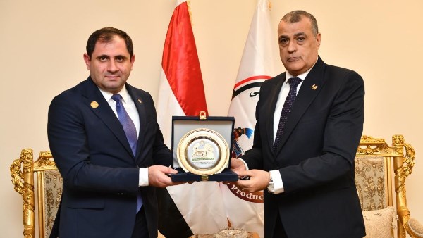 وزير الإنتاج الحربي يجتمع بوزير دفاع أرمينيا داخل EDEX 2025