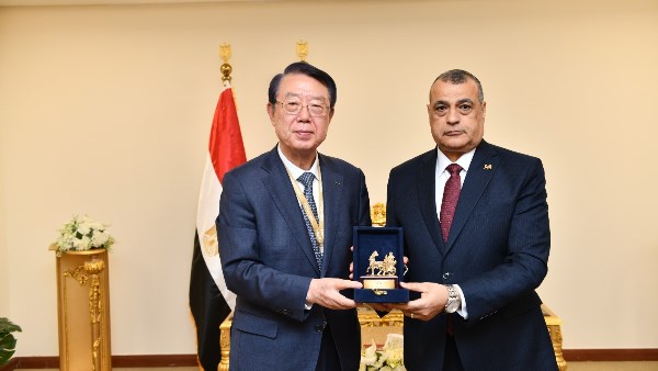 وزير الإنتاج الحربي يبحث نقل التكنولوجيا الحديثة مع “تاليس” و“بونجسان”