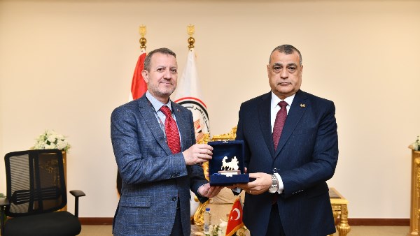 وزير الإنتاج الحربي يبحث تصنيع مشترك مع نائب رئيس الصناعات الدفاعية التركية