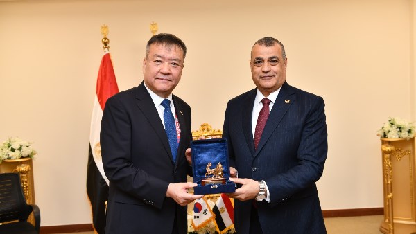 وزير الإنتاج الحربي يلتقي نائب وزير DAPA لبحث شراكات دفاعية جديدة