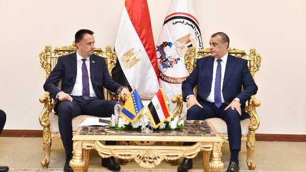 وزير الإنتاج الحربي ووزير الطاقة والتعدين البوسني يناقشان سبل التعاون