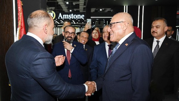  اللواء أ.ح مهندس مختار عبد اللطيف رئيس الهيئة العربية للتصنيع يتفقد جناح شركة أمستون 