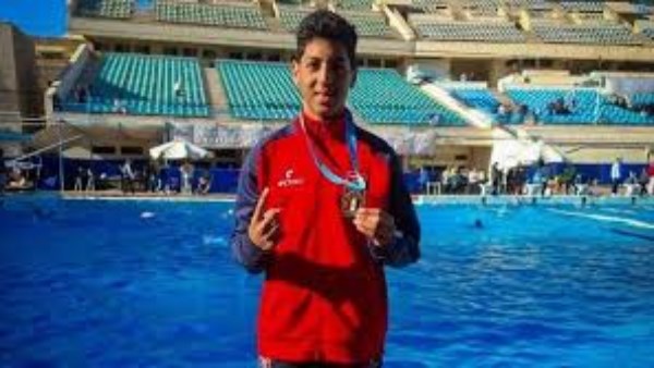 الطفل السباح يوسف محمد