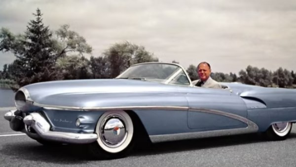 حياه هارلي جيه إيرل في صناعة السيارات