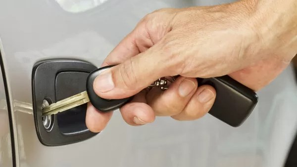 خطوات بسيطة للحفاظ على أبواب ومقابض السيارة