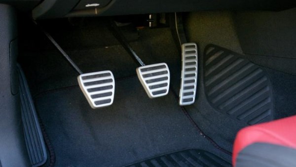 تعليمات الضغط علي فرامل السيارة علي الطرق السريعة 