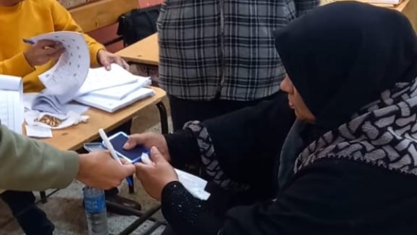 مسنة على كرسي متحرك تدلي بصوتها