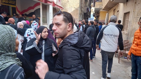 إقبال نسائي أمام مدرسة عثمان بن عفان