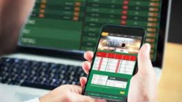 أستاذ طب نفسي يكشف مخاطر تطبيقات المراهنات الإلكترونية أستاذ طب نفسي يكشف مخاطر تطبيقات المراهنات الإلكترونية