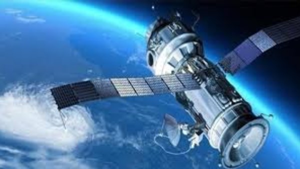 القمر الصناعي