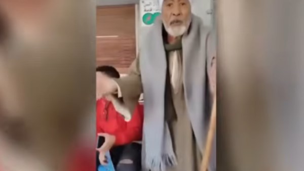 "صعيدي" ينفعل بسبب جلسة فتاة ويشعل الجدل 