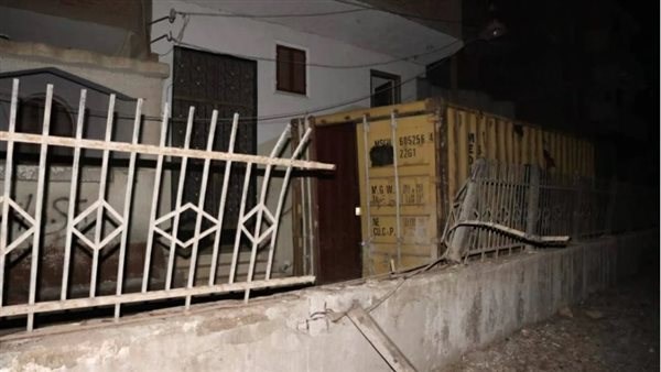  هلع ليلي بطوخ بعد سقوط حاويات قطار بضائع| وشهود: الكونتينرات حطمت السور الحديدي