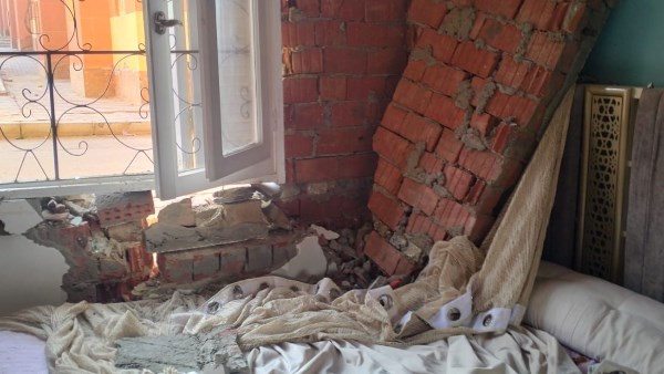 أتوبيس مدرسة يقتحم شقة بمدينة بدر ويثير الذعر