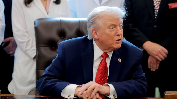 ترامب يثير الجدل| حرب محتملة مع فنزويلا ومكافآت المحاربين على الأبواب.. تفاصيل