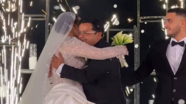 بالأحضان ورقص العروسين .. محمد هنيدي يقبل ابنته فى حفل زفافها بالأحضان ورقص العروسين .. محمد هنيدي يقبل ابنته فى حفل زفافها