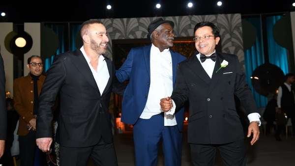 شاهد | نجوم الفن يحتفلون مع محمد هنيدي بزفاف ابنته شاهد | نجوم الفن يحتفلون مع محمد هنيدي بزفاف ابنته