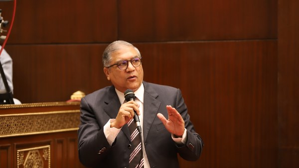 النائب الدكتور عفت السادات، رئيس حزب السادات الديمقراطي، ووكيل لجنة العلاقات الخارجية بمجلس الشيوخ