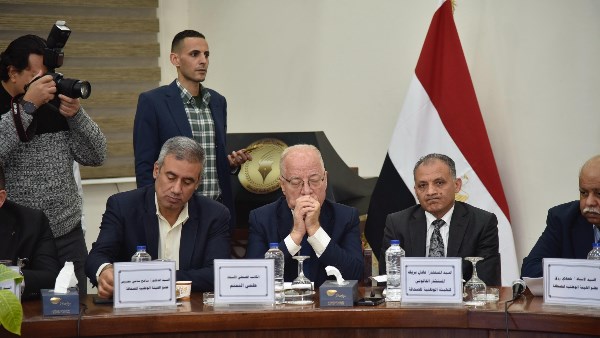 الشوربجي يسليم جوائز التميز بـ"الوطنية للصحافة"