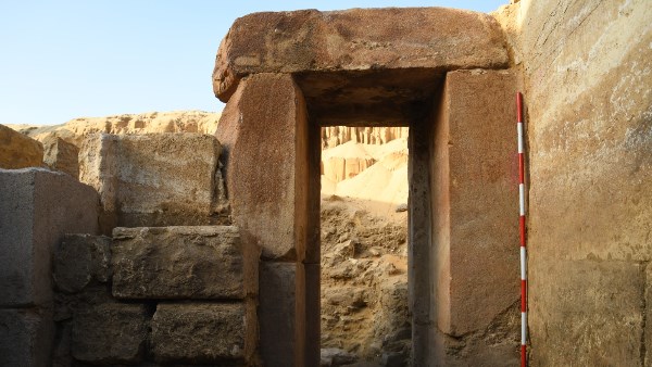 الكشف عن بقايا معبد الوادي للمجموعة الشمسية للملك "ني أوسر رع" بمنطقة أبوصير الأثرية