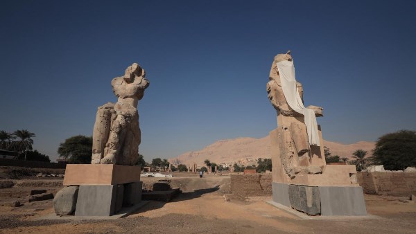 إزاحة الستار عن تمثالين ضخمين من الألبستر للملك أمنحتب الثالث