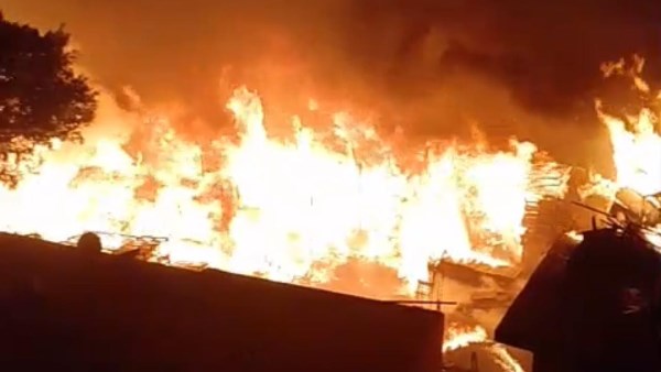 حريق مخزن أخشاب بمنطقة مؤسسة الزكاة 