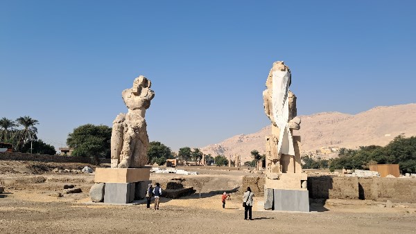 تمثال الملك أمنحتب الثالث بمعبد كوم الحيتان