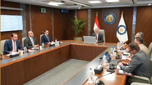 من خلال السهام.. وزير البترول يبحث تطوير آلية تدريب جميع سائقي نقل المنتجات البترولية من خلال السهام.. وزير البترول يبحث تطوير آلية تدريب جميع سائقي نقل المنتجات البترولية