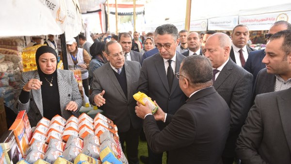 وزير التموين ومحافظ القاهرة يفتتحان سوق "اليوم الواحد" بالمرج