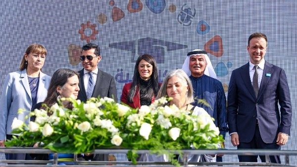 جانب من التوقيع 