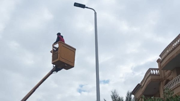 استمرار استبدال كشافات الصوديوم بكشافات LED الموفرة للطاقة بأعمدة الإنارة في الشيخ زايد استمرار استبدال كشافات الصوديوم بكشافات LED الموفرة للطاقة بأعمدة الإنارة في الشيخ زايد