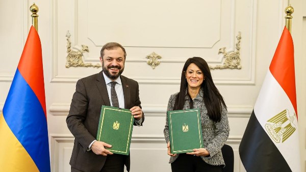 جانب من التوقيع