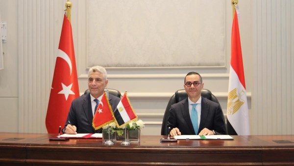 وزير الاستثمار خلال الاجتماع 