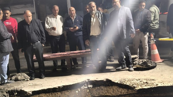 كسر مفاجئ بخط مياه أمام مستشفي أم المصريين 