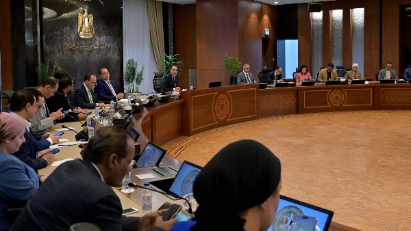 وزير المالية خلال المؤتمر الصحفي 