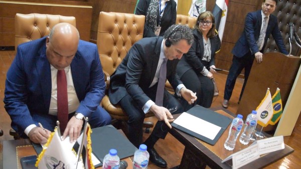 جانب من التوقيع