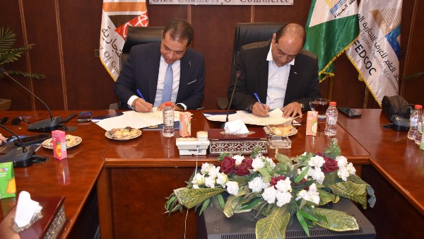 جانب من التوقيع