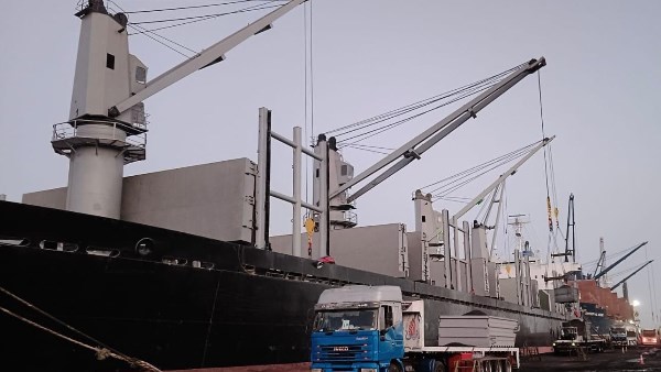 تصدير أول شحنة من  إنتاج شركة الأنود الكربونية 