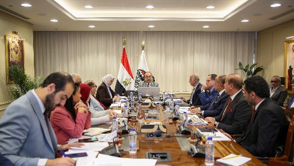 جانب من الاجتماع وزير قطاع الأعمال العام