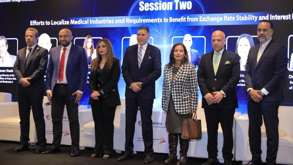 مسئولوون وخبراء يناقشون 